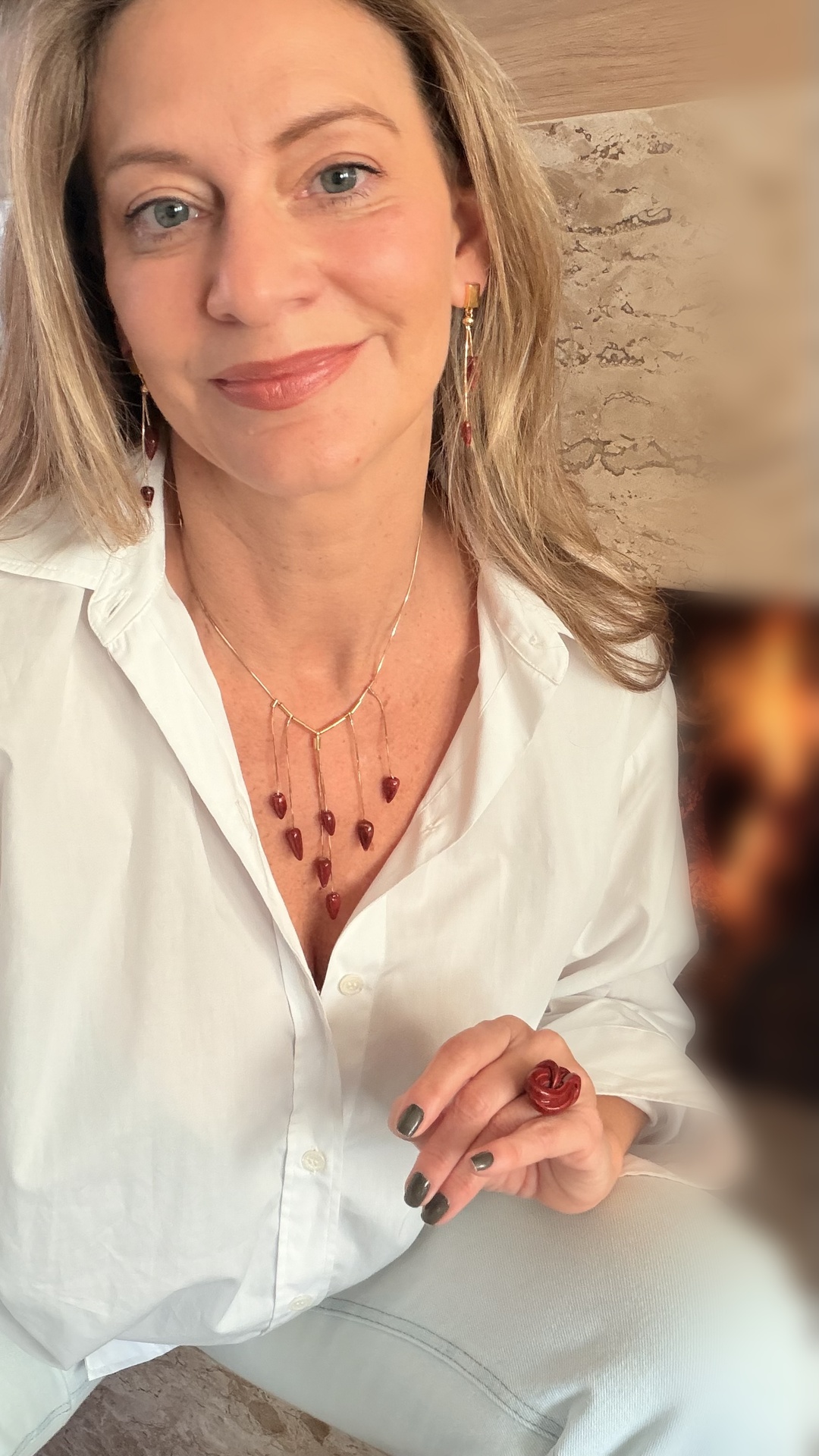 Cliente usando colar, brincos e anel Yven Studio Art, linha delicada